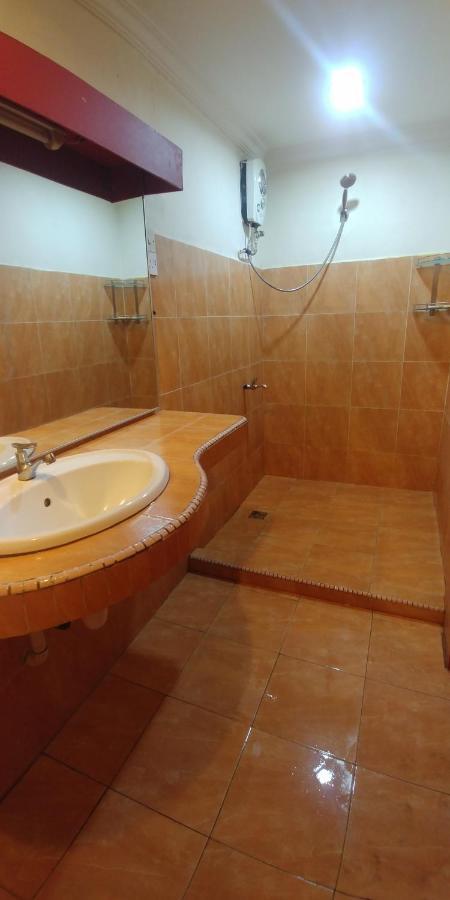 Warisan Family Inn Semporna Extérieur photo